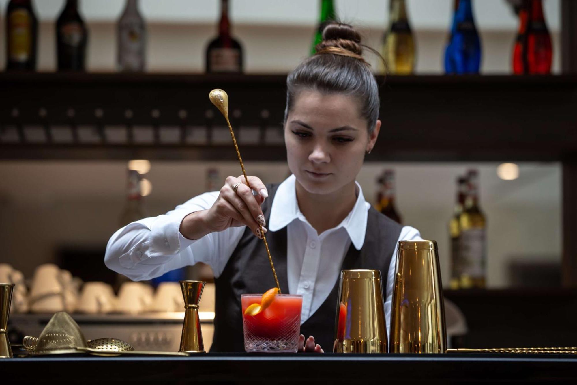 Radisson Blu Hotel&Residences Zakopane Exterior foto A bartender stirring a drink