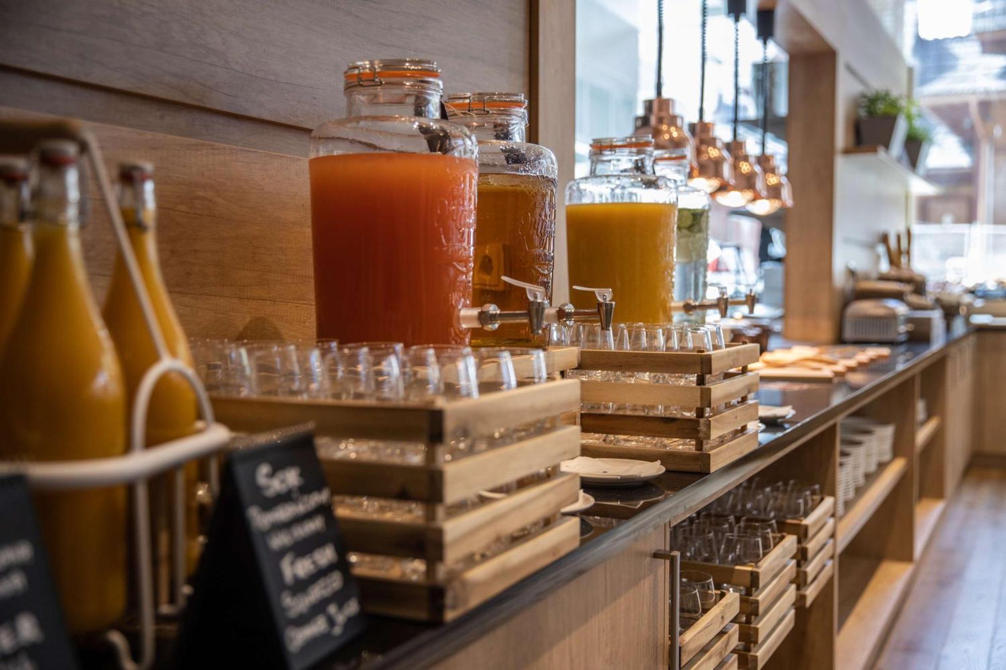 Radisson Blu Hotel&Residences Zakopane Exterior foto The buffet at the lounge
