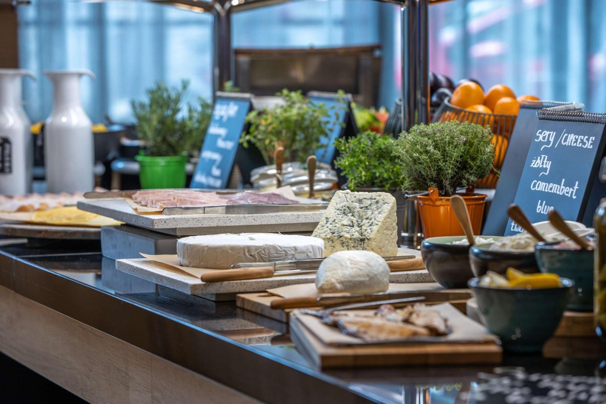 Radisson Blu Hotel&Residences Zakopane Exterior foto Cheese counter at a buffet